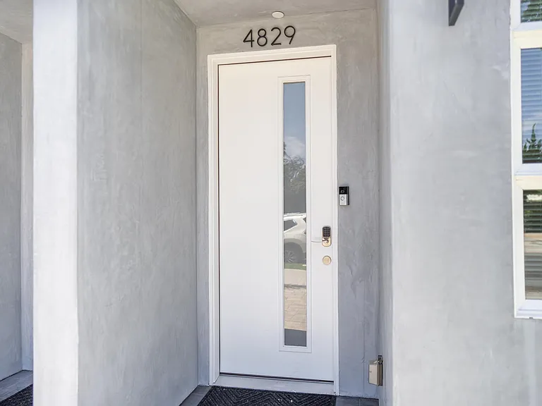 4827 Riverton Ave — Photo 43