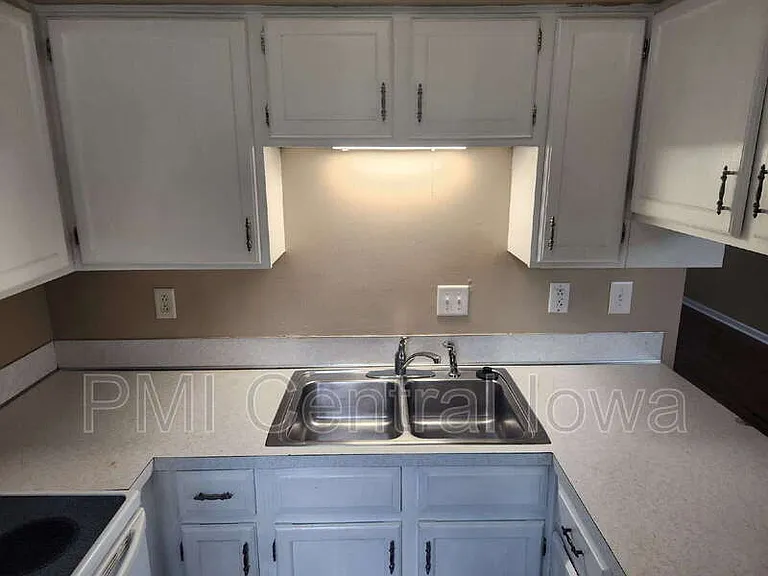 1010 Linden Dr — Photo 3