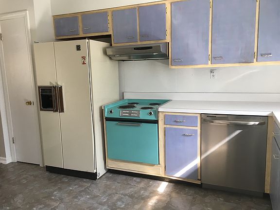Kitchen - bright and sunny