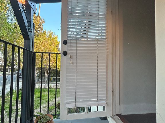 3rd image of 1594 E Howard St
