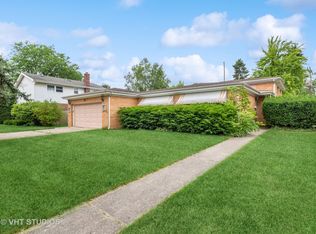 902 E Golfhurst Ave, Mount Prospect, IL 60056
