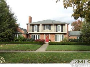 525 Thorn Tree Rd, Grosse Pointe Woods, MI 48236