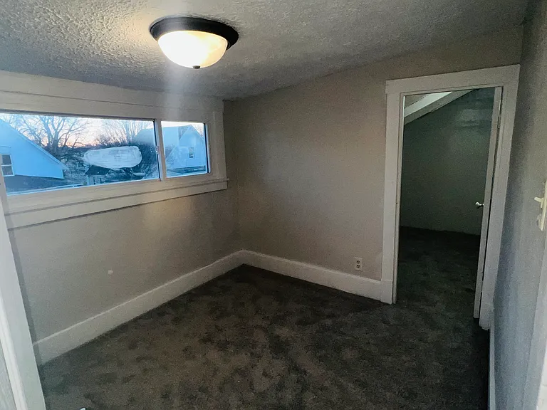 608 W Monroe St — Photo 18