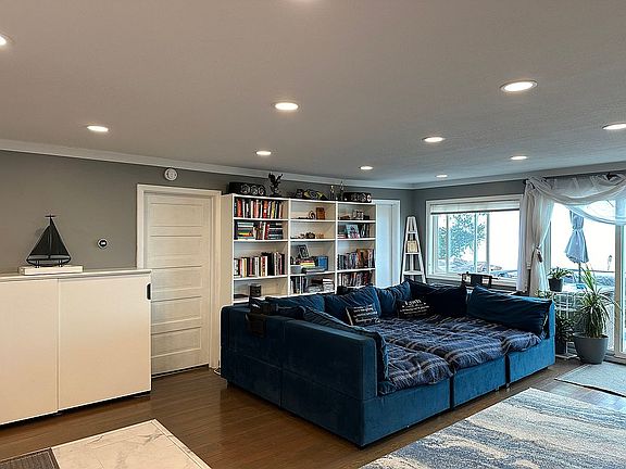 2nd image of 641 Lakeview Dr