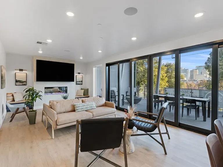 360 W Broadway S — Photo 9