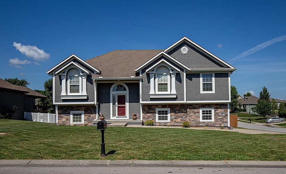 1st image of 1000 SW Redbud Cir