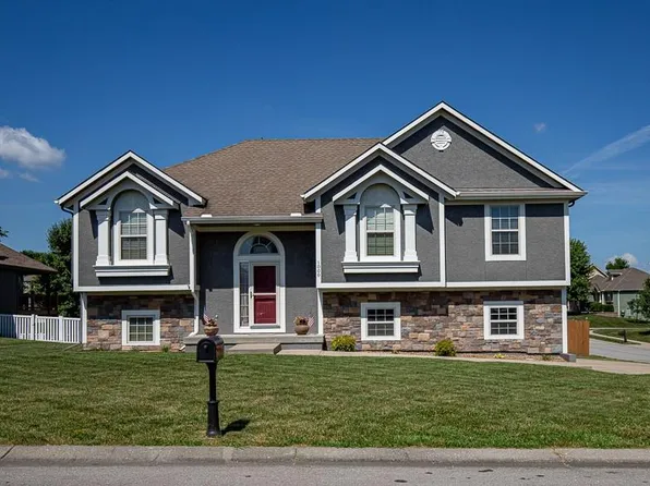 1000 SW Redbud Cir, Oak Grove, MO 64075