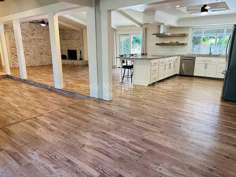 9077 N Fowler Ave — Photo 4