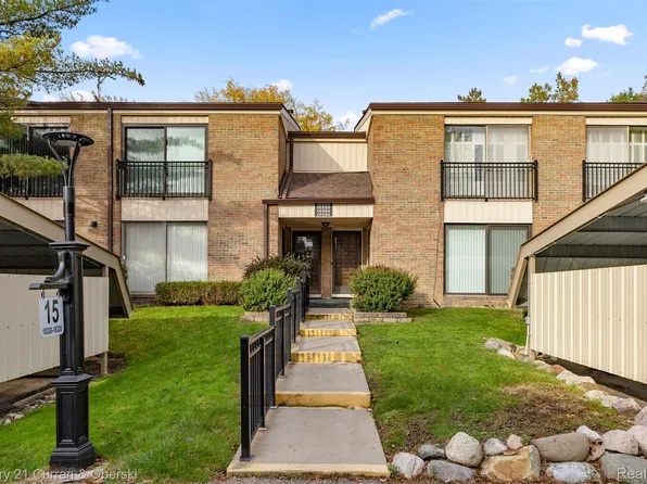 18326 University Park Dr, Livonia, MI 48152