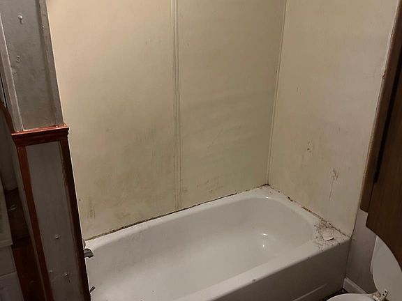 5th image of 906 W 5th Ave