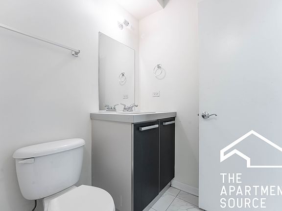 5th image of 1544 W Glenlake Ave APT 2C