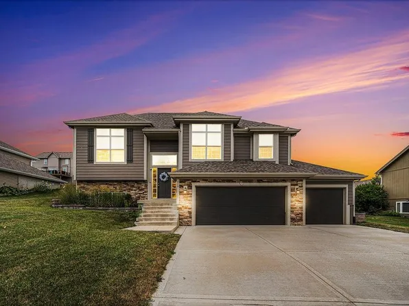 610 Coach Light Cir, Smithville, MO 64089