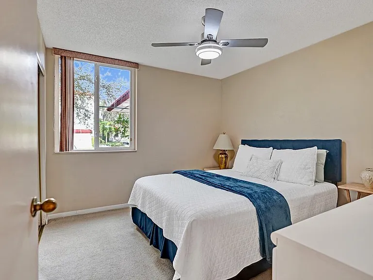 107 Half Moon Cir #H1 — Photo 33