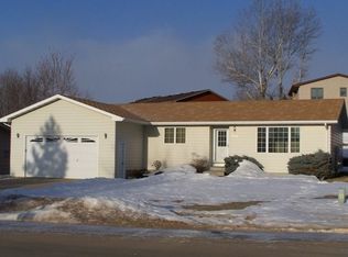 1141 7th St NE, Minot, ND 58703
