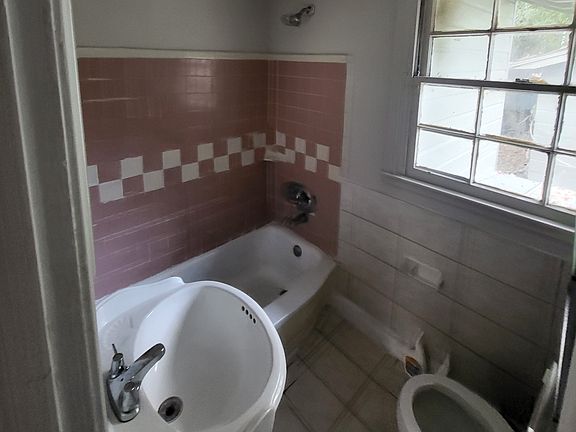 5th image of 2060 W 16th St
