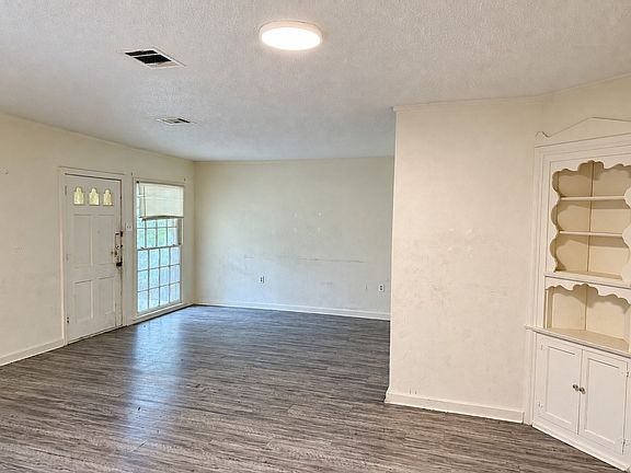 3rd image of 2729 Pine Ave