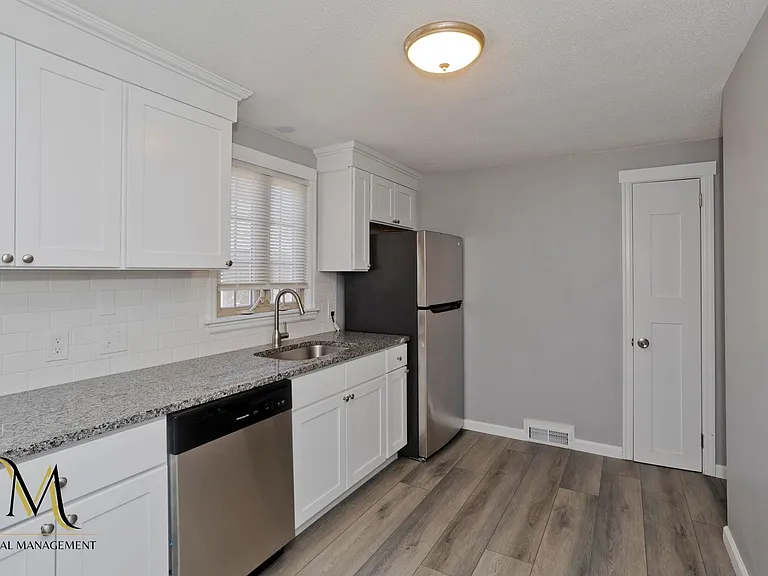 320 Island Pond Rd — Photo 3