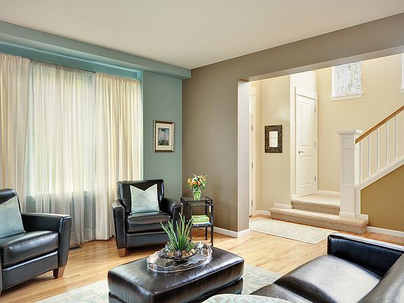 Living rm w/natural light