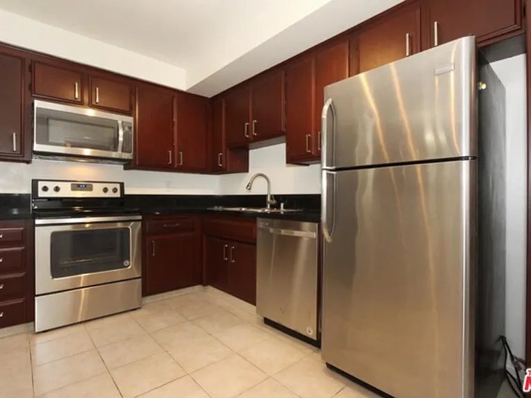1262 S Barrington Ave #203 — Photo 8