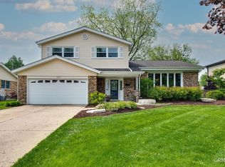 2105 E Mulberry Ln, Arlington Heights, IL 60004
