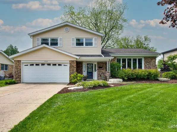 2105 E Mulberry Ln, Arlington Heights, IL 60004