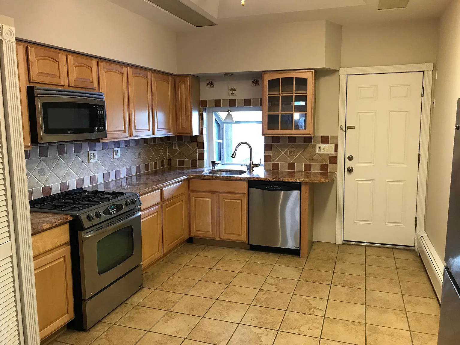2 bed, 1.0 bath, $3,700 — Photo 2