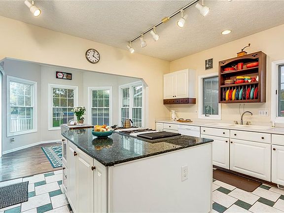 5th image of 2460 Deerfield Dr