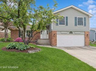 690 Queenswood Ln, Wheaton, IL 60189