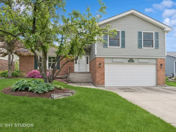 690 Queenswood Ln, Wheaton, IL 60189
