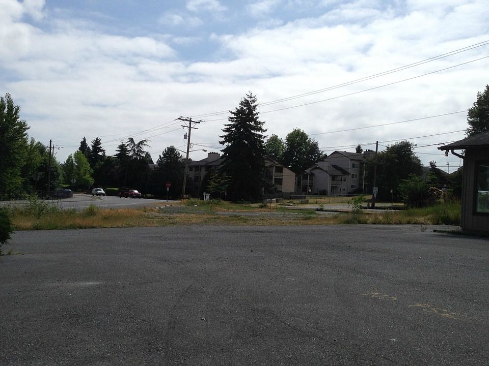 2nd image of 15217 Des Moines Memorial Dr