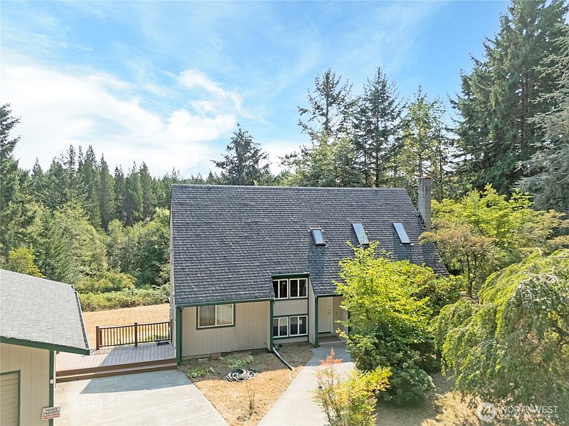 3rd image of 5724 Puget Beach Road NE