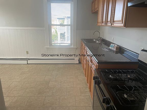 3rd image of 1088-1090 Lonsdale Ave #3