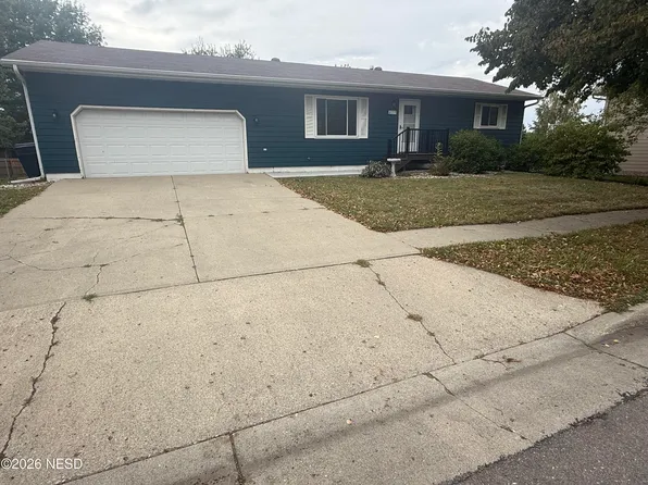 407 Herzog Dr, Watertown, SD 57201