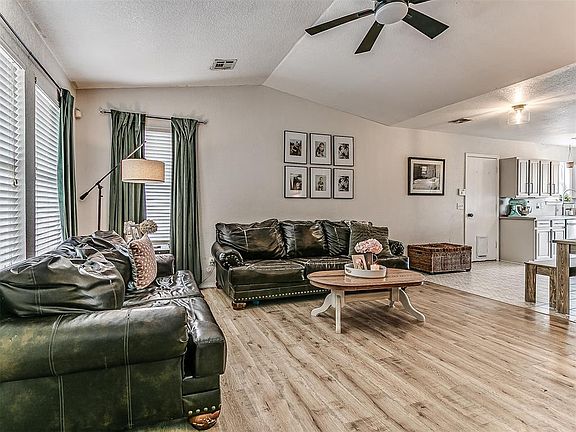 4th image of 1009 Tulip Dr