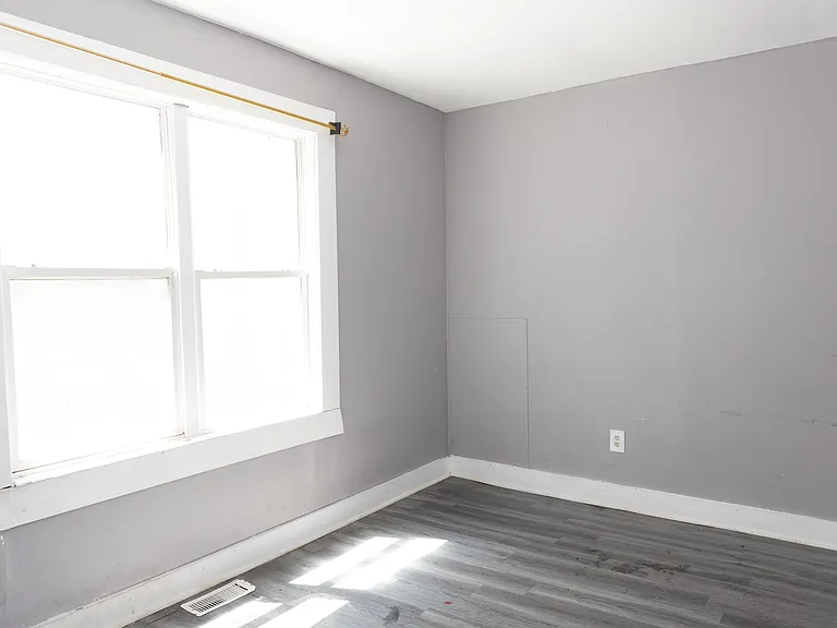 2441 Holbrook St #1R — Photo 6