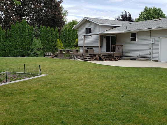Secluded back yard, piped for gas BBQ hookup at deck