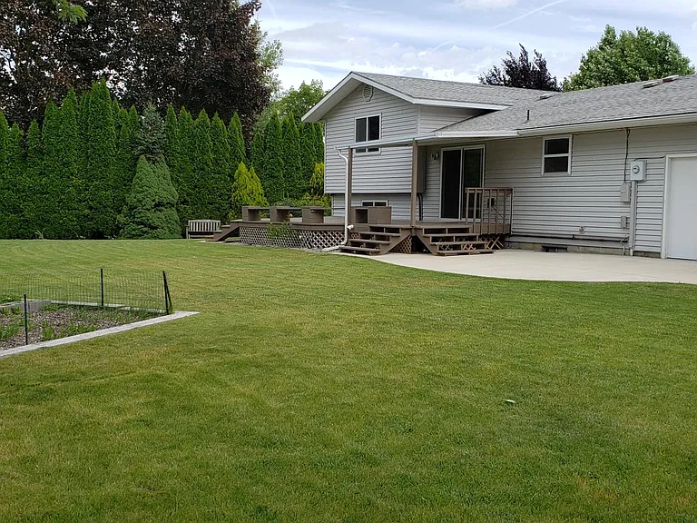 Secluded back yard, piped for gas BBQ hookup at deck