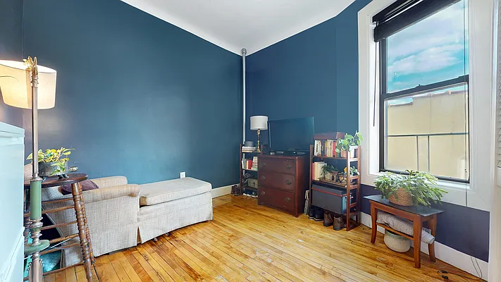 Sold by Bizzarro Agency | media 11