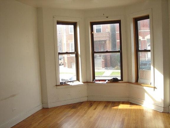 3rd image of 1003 N Richmond St Floor 1