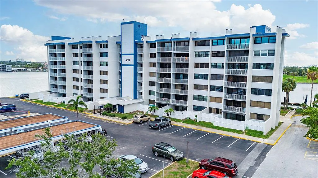 1 bed, 1.5 bath, 885 sqft, $2,300 — Photo 2