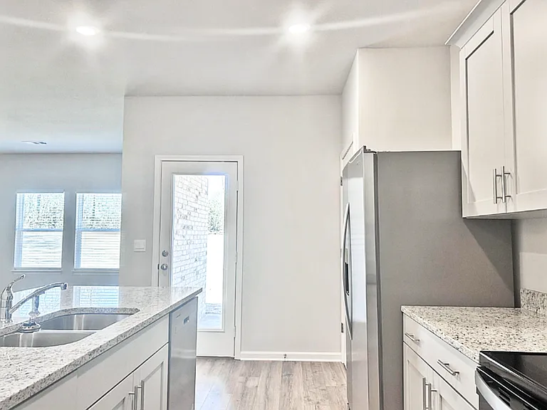 724 Edgemont Cir — Photo 5
