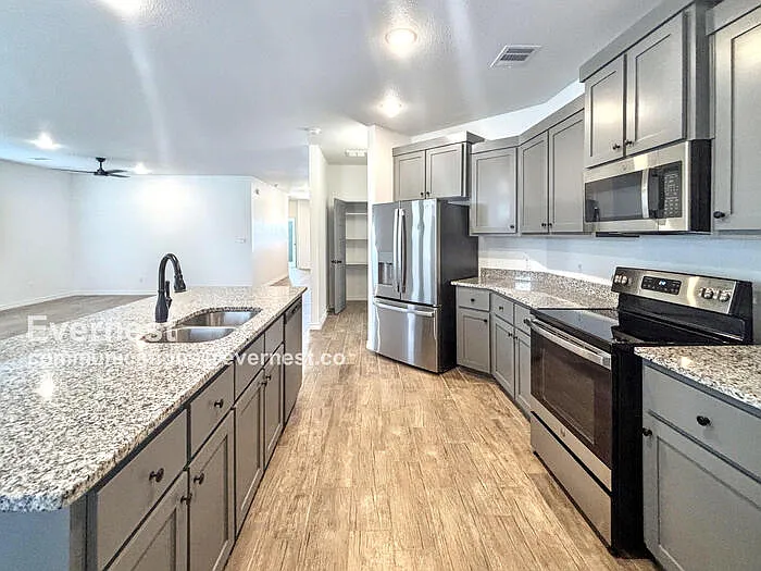 2123 Hornbeam St — Photo 5