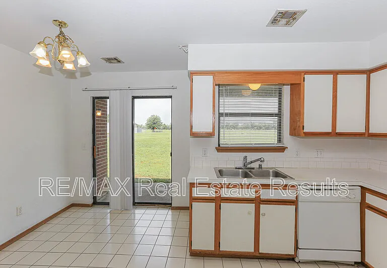 2219 W Roselawn St — Photo 12