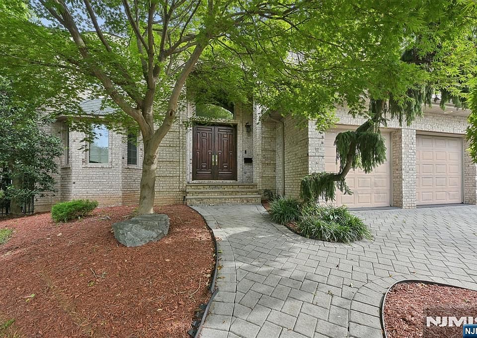 1st image of 17 W Bayview Avenue