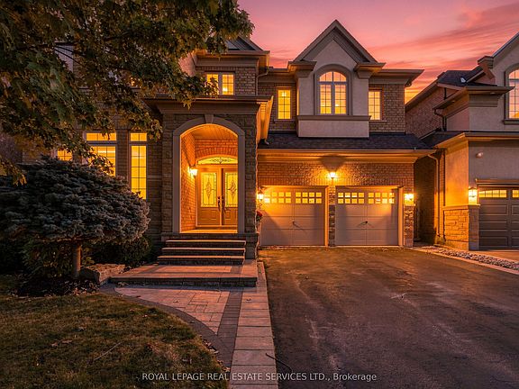 3rd image of 227 Alison Cres