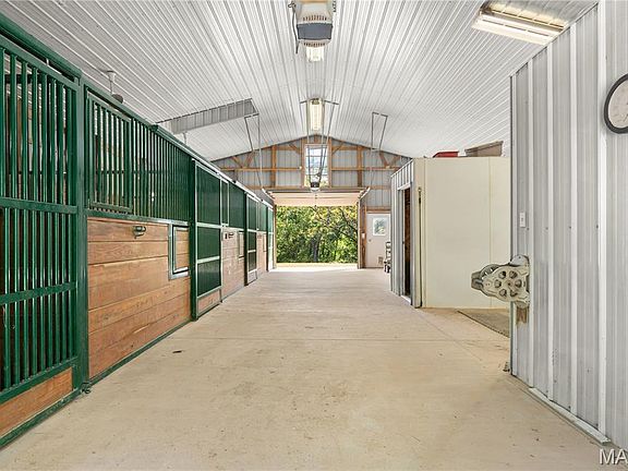 3rd image of 2267 Lewis Ln
