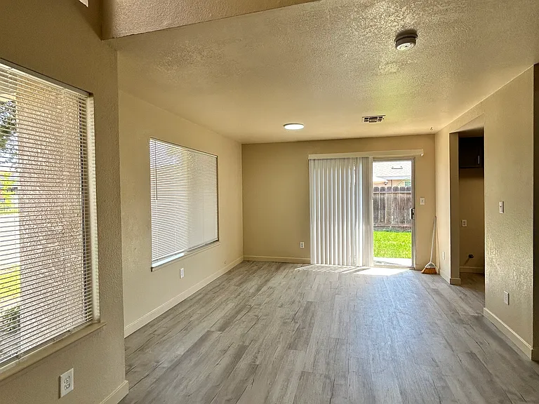 1424 Sylvan Ave — Photo 6
