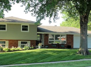 8120 Sandalwood Dr, Lincoln, NE 68510