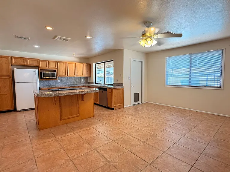 718 E Manhatton Dr — Photo 6