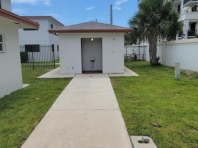 240 SW 7th St #9 — Photo 25